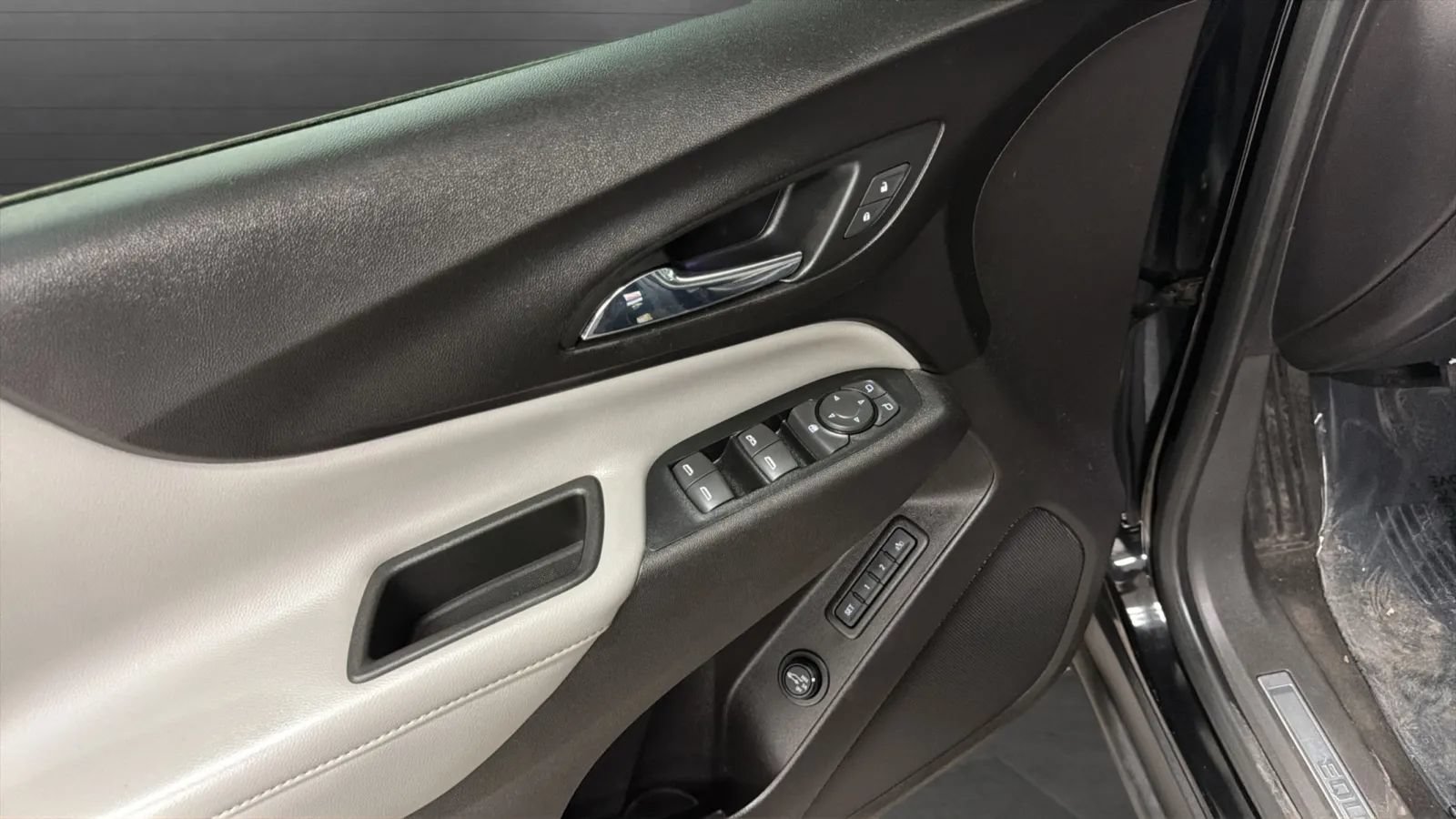 Used 2018 Chevrolet Equinox Premier FWD image 17