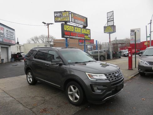 Used 2016 Ford Explorer XLT w/ Equipment Group 202A image 3