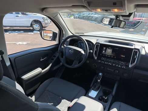Used 2025 Nissan Frontier SV image 11