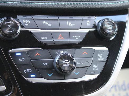 Used 2018 Chrysler Pacifica Limited w/ Advanced Safetytec Group FWD image 34