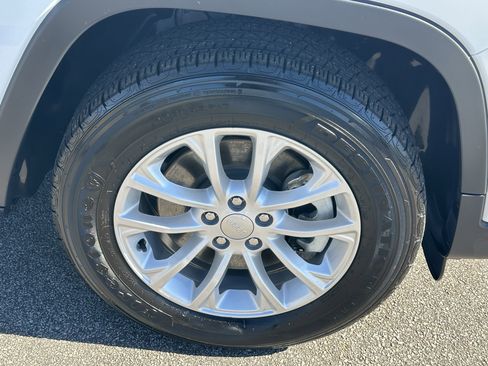 Used 2022 Jeep Cherokee Latitude Lux w/ Sun & Sound Group image 15