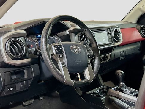 Used 2018 Toyota Tacoma SR5 RWD image 7