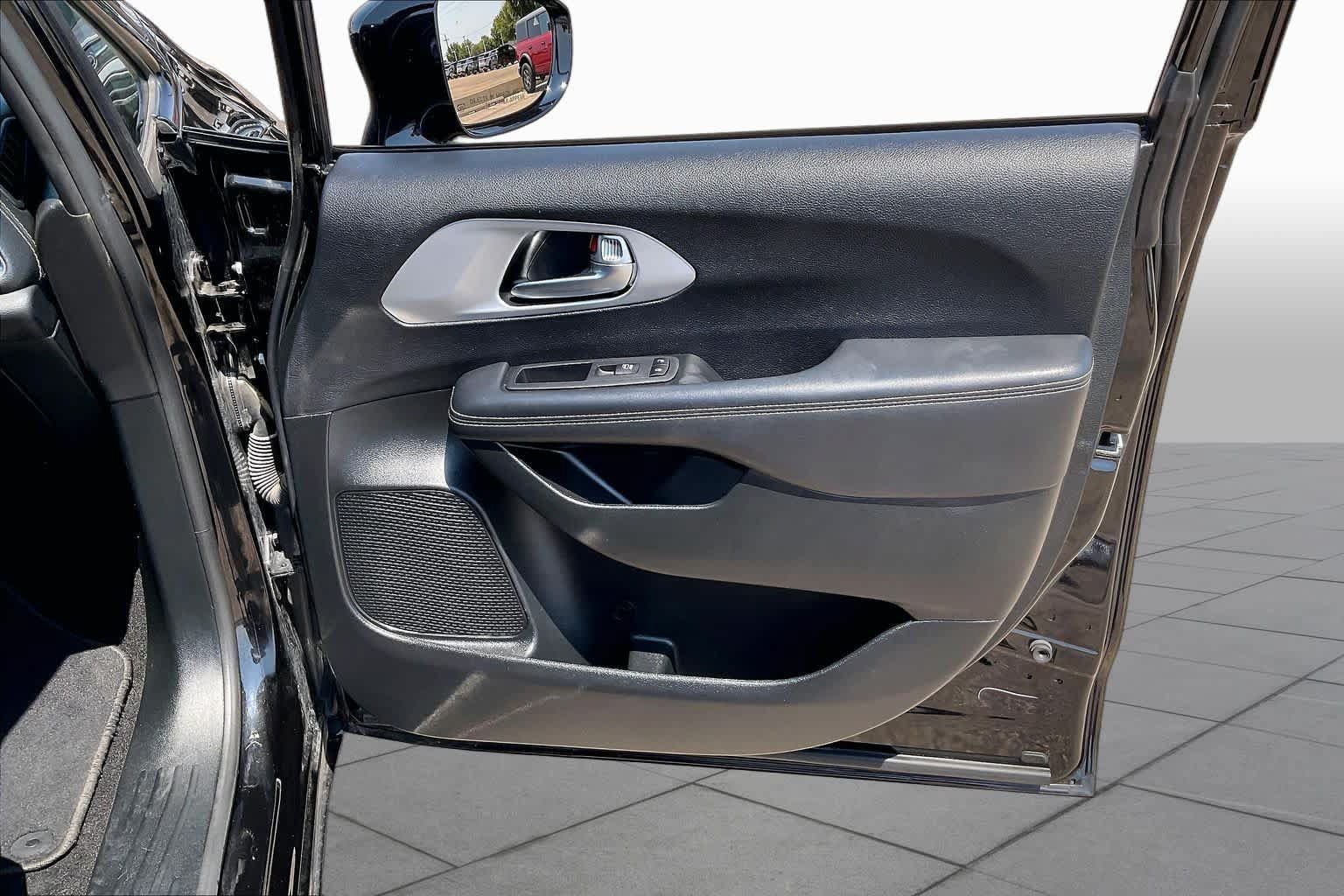 Used 2025 Chrysler Pacifica Limited FWD image 23