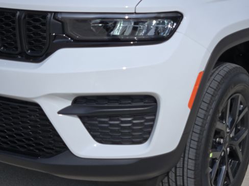 New 2025 Jeep Grand Cherokee Altitude image 7