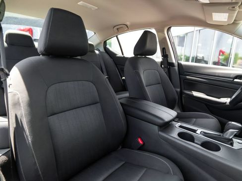 Used 2025 Nissan Altima 2.5 SV FWD image 15