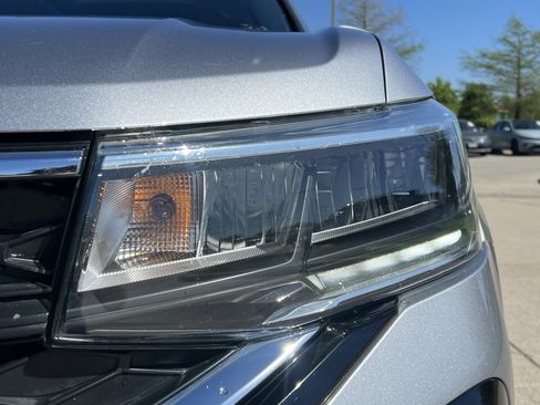 Certified 2023 Volkswagen Taos SE w/ Panoramic Sunroof Package FWD image 6
