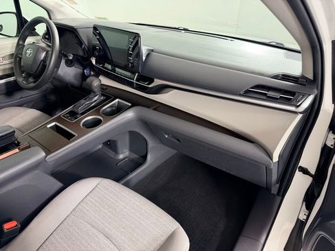 Used 2022 Toyota Sienna LE image 30