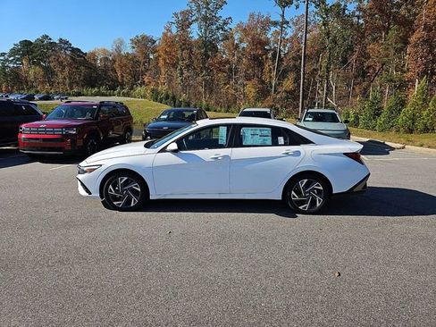 New 2025 Hyundai Elantra Limited w/ Cargo Package FWD image 17