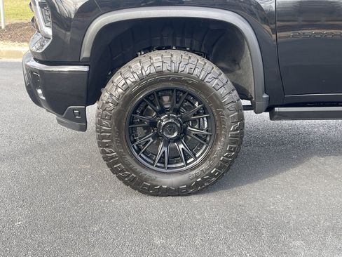 Used 2025 Chevrolet Silverado 2500 ZR2 w/ Technology Package image 32