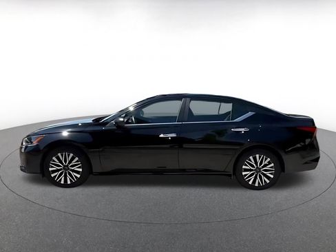 Used 2025 Nissan Altima 2.5 SV FWD image 9