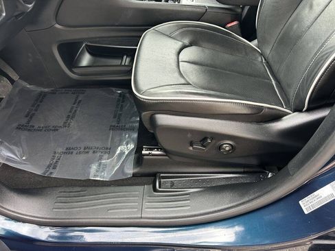 Used 2025 Chrysler Pacifica Limited FWD image 12