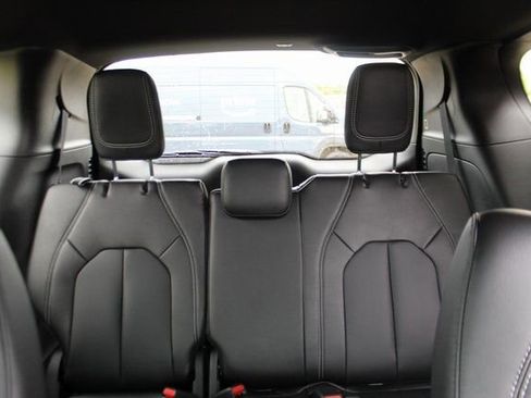 New 2026 Chrysler Pacifica Select image 30