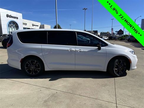 New 2026 Chrysler Pacifica Select image 6