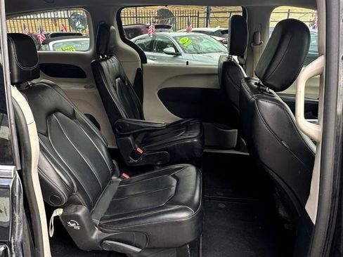 Used 2023 Chrysler Pacifica Touring-L FWD image 23