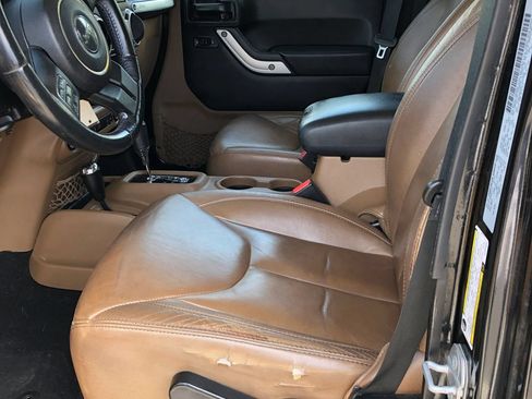 Used 2015 Jeep Wrangler Unlimited Sahara w/ Connectivity Group AWD/4WD image 12