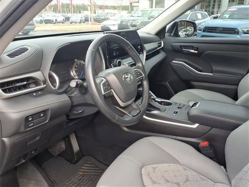 Used 2023 Toyota Highlander Bronze Edition image 13