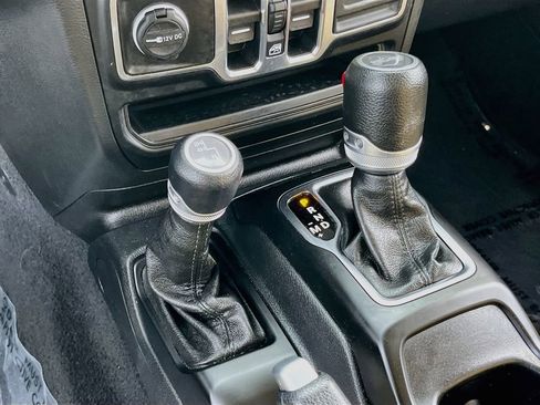 Used 2023 Jeep Wrangler Unlimited Sport AWD/4WD image 16