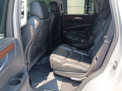 Used 2019 Cadillac Escalade Luxury AWD/4WD image 17