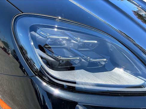 Used 2024 Porsche Cayenne AWD/4WD image 29