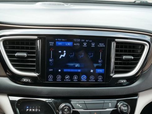 Used 2017 Chrysler Pacifica Premium FWD image 30