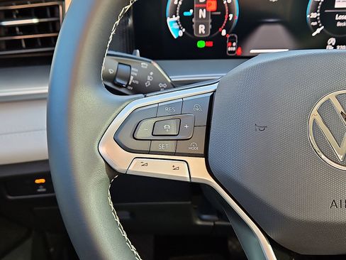 New 2026 Volkswagen Tiguan SE image 17