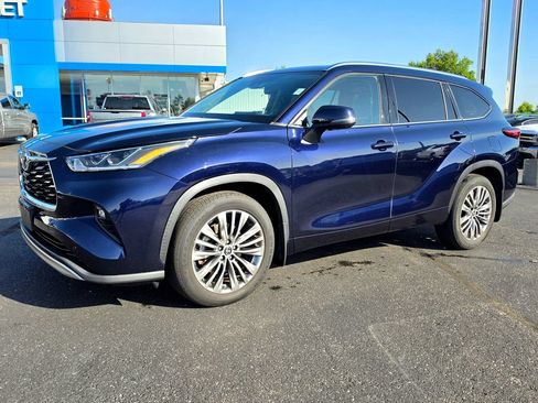 Used 2021 Toyota Highlander Platinum AWD/4WD image 2