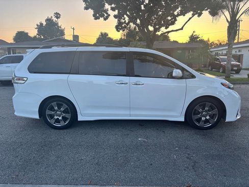 Used 2020 Toyota Sienna SE Premium image 7