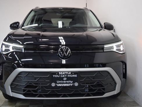 New 2025 Volkswagen Taos SE image 3