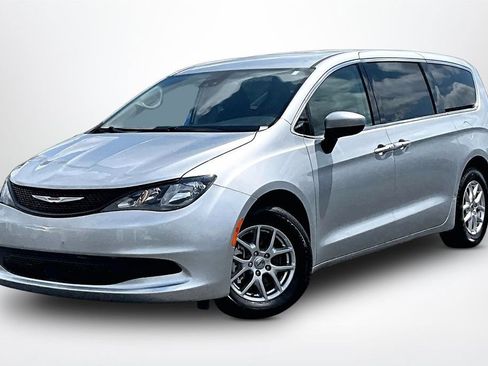 Used 2023 Chrysler Voyager LX FWD image 3