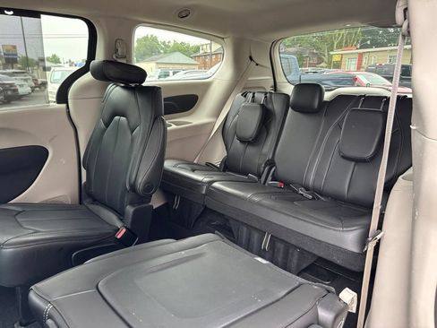 Used 2023 Chrysler Pacifica Touring-L AWD/4WD image 13