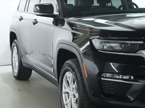 Used 2023 Jeep Grand Cherokee Limited w/ Luxury Tech Group II image 8