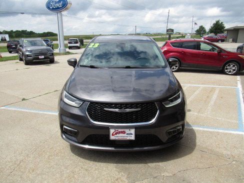 Used 2023 Chrysler Pacifica Touring-L FWD image 2