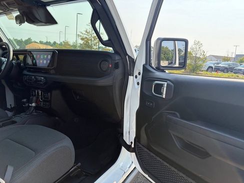 Used 2026 Jeep Wrangler Unlimited Rubicon AWD/4WD image 23