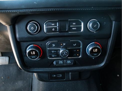 Used 2022 Chevrolet Suburban LS RWD image 18