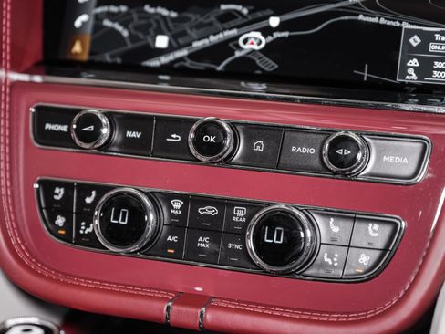 Used 2025 Bentley Bentayga image 42