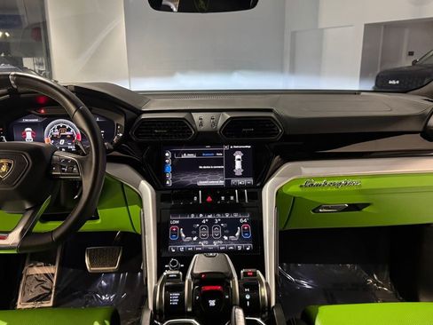 Used 2020 Lamborghini Urus image 32