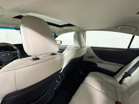 Used 2025 Lexus ES 300h w/ Technology Package FWD image 27
