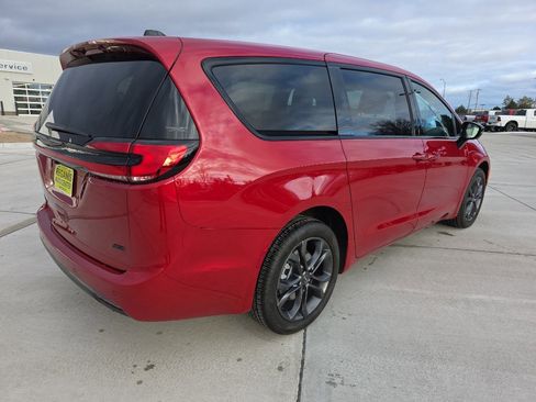 New 2026 Chrysler Pacifica Select image 5