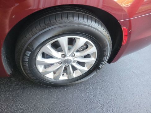 Used 2018 Chrysler Pacifica Touring-L image 14