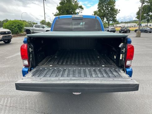 Used 2018 Toyota Tacoma TRD Off-Road w/ Technology Package AWD/4WD image 11