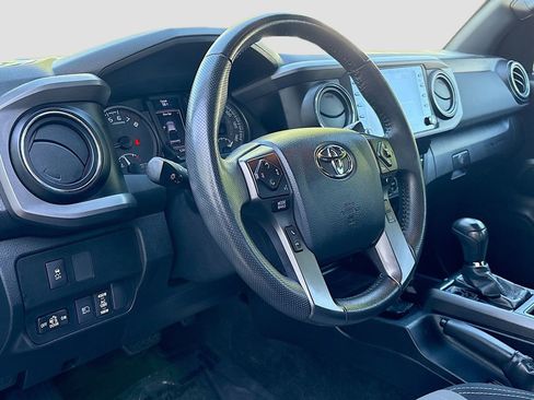 Used 2020 Toyota Tacoma TRD Sport w/ Technology Package AWD/4WD image 9