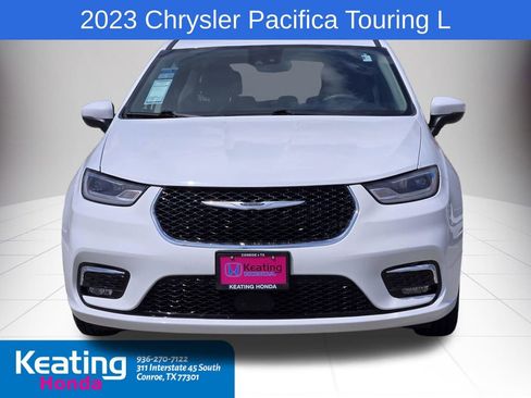 Used 2023 Chrysler Pacifica Touring-L image 2
