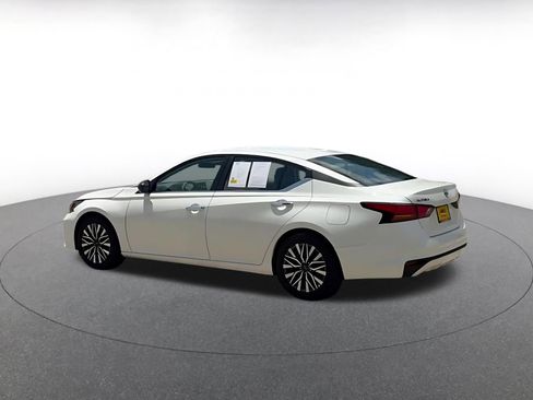 Used 2025 Nissan Altima 2.5 SV FWD image 10