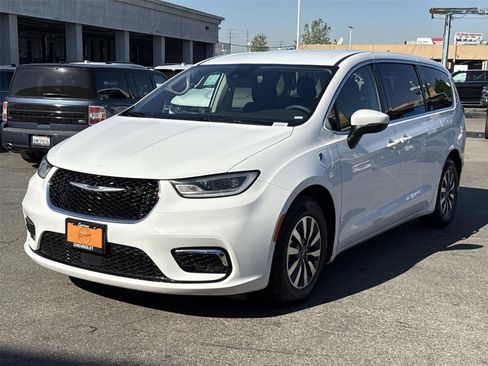 Used 2023 Chrysler Pacifica Touring-L FWD image 7