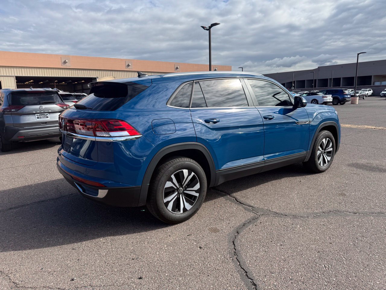 Used 2025 Volkswagen Atlas Cross Sport SE FWD image 5