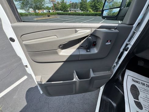 Used 2015 Chevrolet Express 3500 Extended image 13