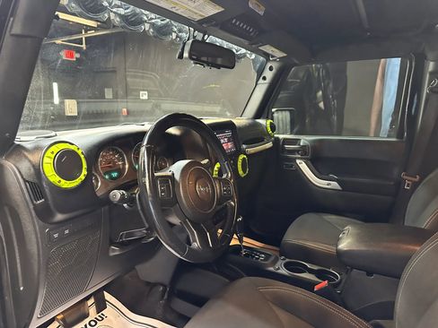 Used 2017 Jeep Wrangler Unlimited Rubicon AWD/4WD image 11
