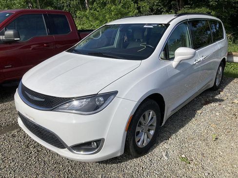 Used 2017 Chrysler Pacifica Touring-L image 4