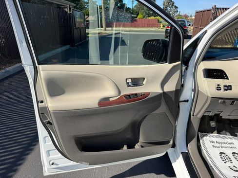 Used 2011 Toyota Sienna XLE AWD/4WD image 11