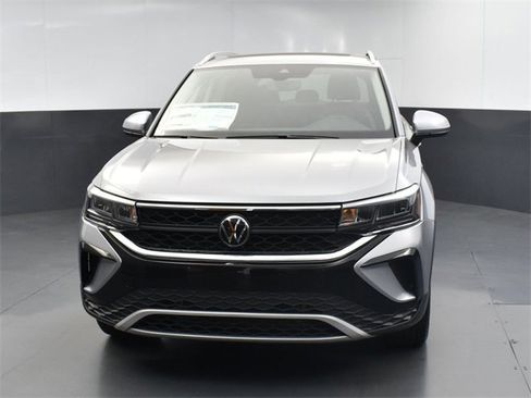 New 2024 Volkswagen Taos SE image 30
